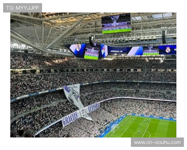 皇马球迷在伯纳乌展开巨型Tifo隆重致敬传奇名宿巴斯克斯