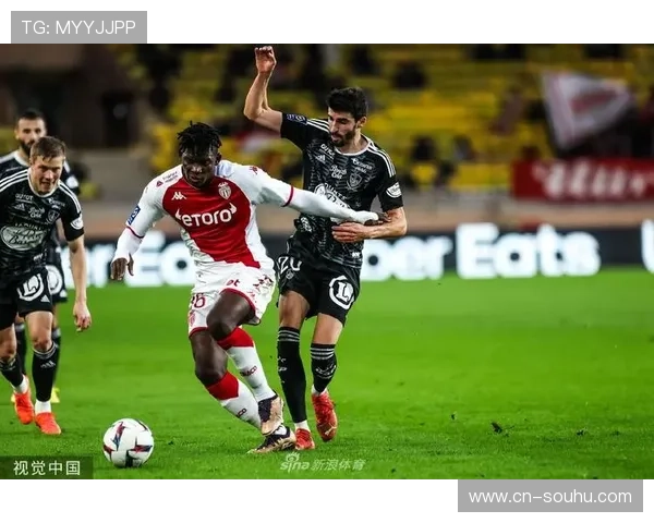 摩纳哥中场戈洛温踩踏维蒂尼亚，VAR复核后直红罚下